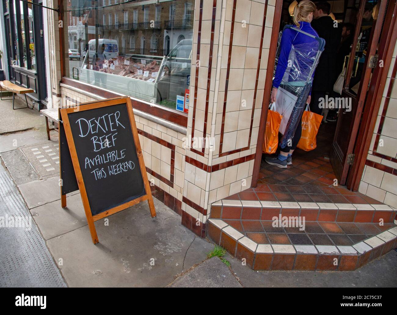 Schild mit Dexter-Rindfleisch vor einem Metzgerladen, Islington, London. Stockfoto