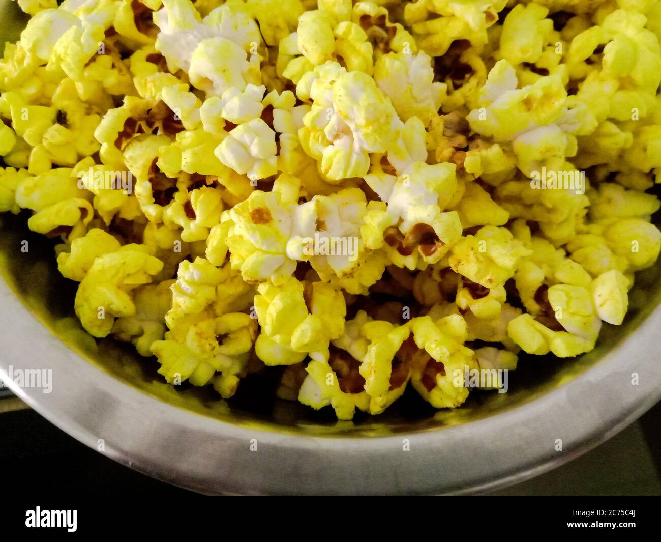 Gesunde und leckere salzige Faser Snack Curmuric Popcorn Stockfoto