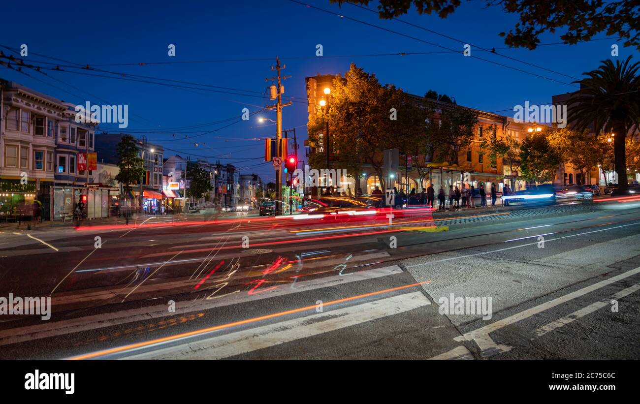 San Francisco, California, USA - August 2019: Langzeitaufnahme des Castro-Viertels mit Ampeln bei Nacht Stockfoto