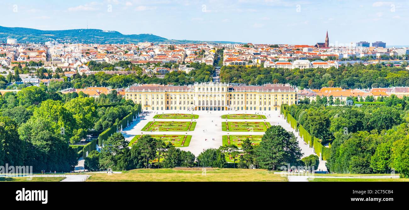 WIEN, ÖSTERREICH - 23. JULI 2019: Schloss Schönbrunn, Deutsch - Schloss Schönbrunn, und großer Parterre Französischer Garten mit schönen Blumenbeeten in Wien, Österreich Stockfoto