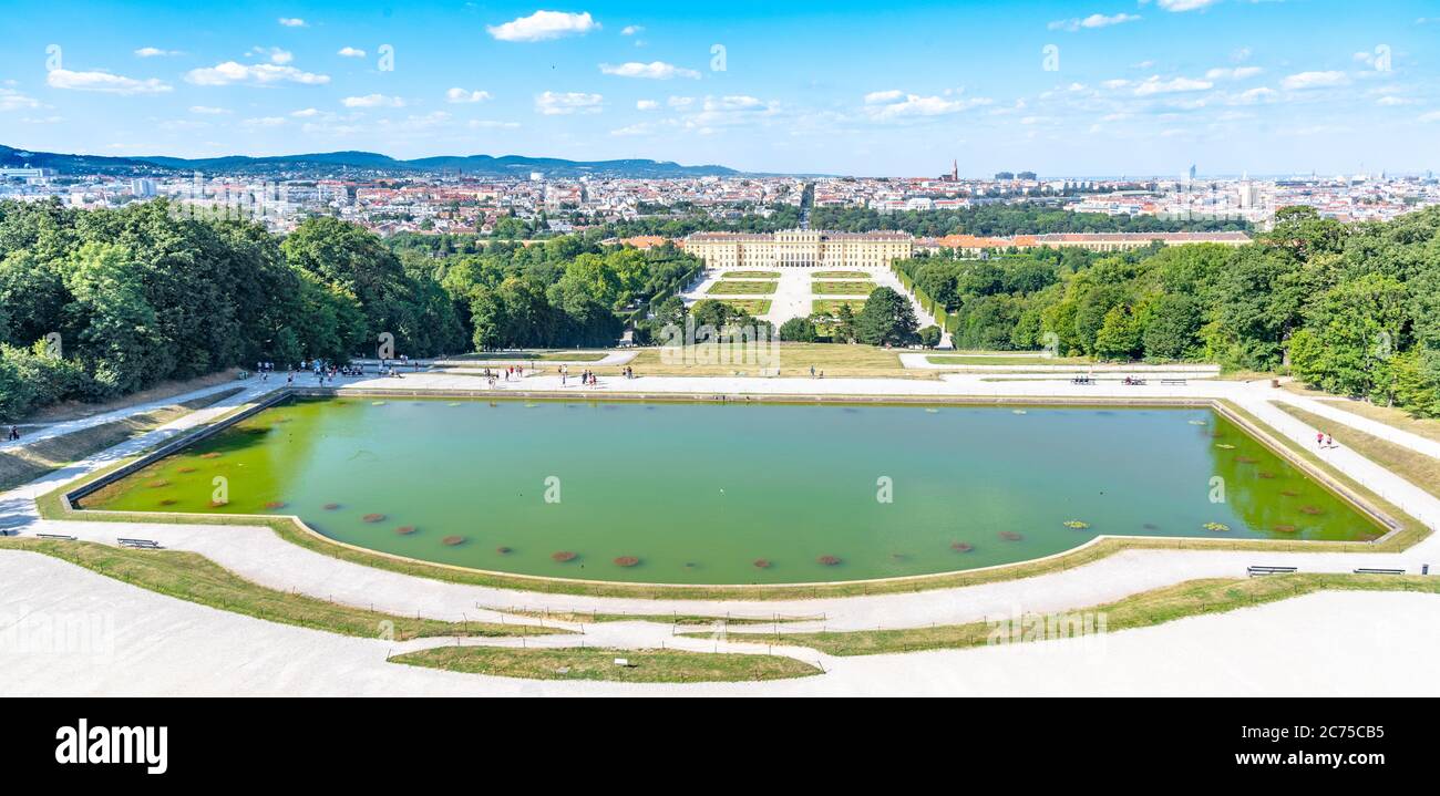 WIEN, ÖSTERREICH - 23. JULI 2019: Schloss Schönbrunn, Deutsch - Schloss Schönbrunn, und großer Parterre - Französischer Garten mit schönen Blumenbeeten. Blick von der Gloriette. Wien, Österreich. Stockfoto