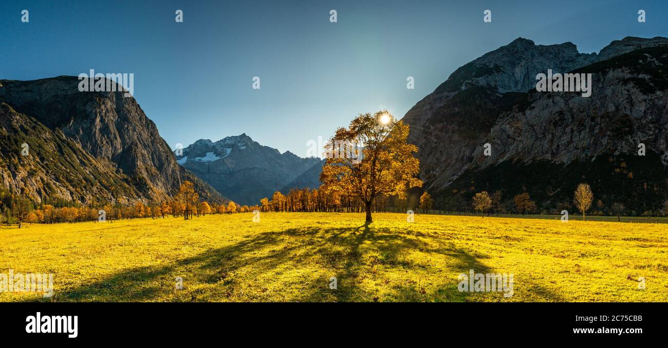 Herbst im Karwendelgebirge, Österreich. Großer Ahornboden im Risstal, zwischen Hinterriß und eng Stockfoto