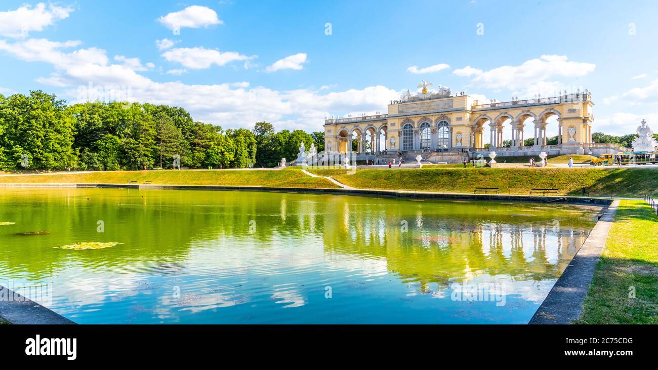 WIEN, ÖSTERREICH - 23. JULI 2019: Die Gloriette im Schlosspark Schönbrunn, Wien, Österreich. Vorderansicht und Wasserspiegelung. Stockfoto