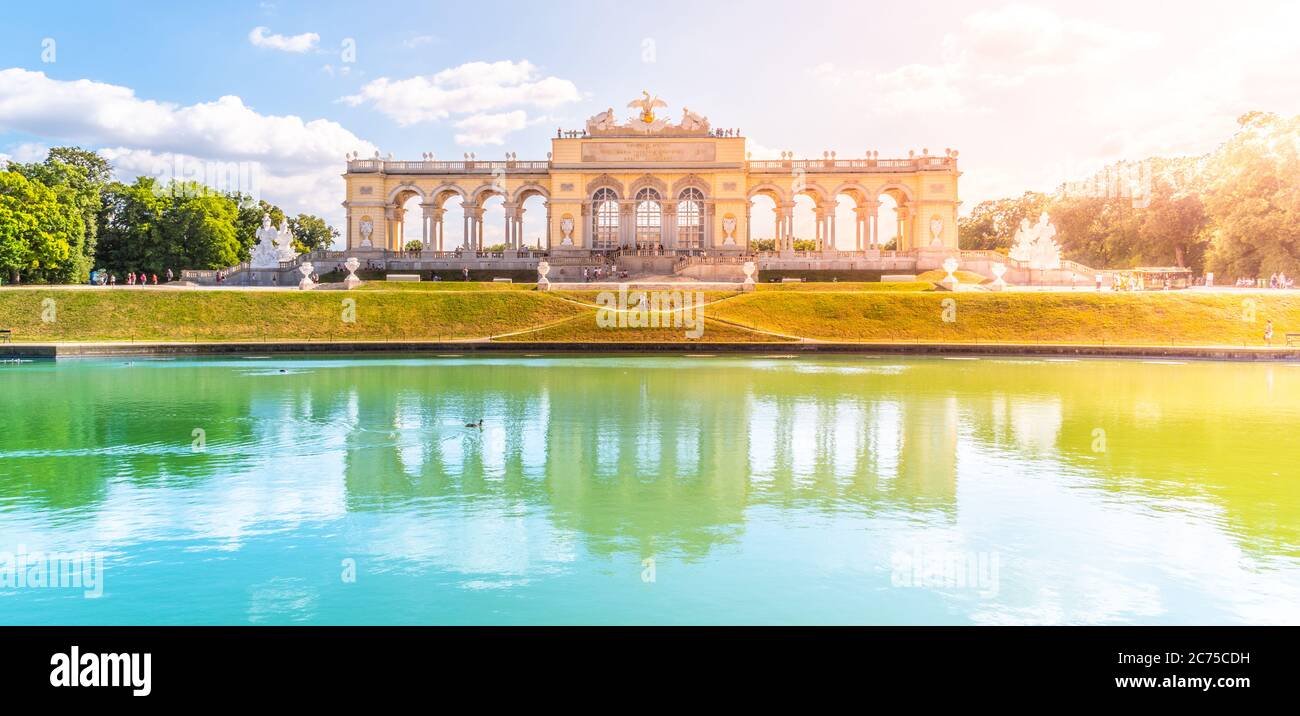 WIEN, ÖSTERREICH - 23. JULI 2019: Die Gloriette im Schlosspark Schönbrunn, Wien, Österreich. Vorderansicht und Wasserspiegelung. Stockfoto