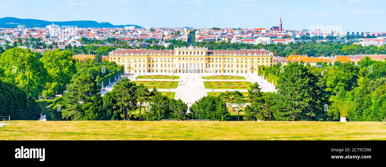 WIEN, ÖSTERREICH - 23. JULI 2019: Schloss Schönbrunn, Deutsch - Schloss Schönbrunn, und großer Parterre Französischer Garten mit schönen Blumenbeeten in Wien, Österreich Stockfoto