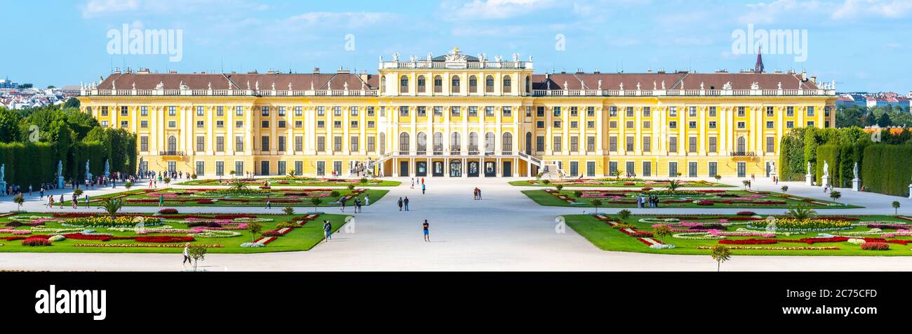 WIEN, ÖSTERREICH - 23. JULI 2019: Schloss Schönbrunn, Deutsch: Schloss Schönbrunn, und großer Parterre - Französischer Garten mit schönen Blumenbeeten, Wien, Österreich Stockfoto