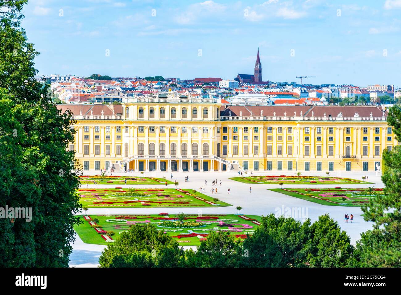 WIEN, ÖSTERREICH - 23. JULI 2019: Schloss Schönbrunn, Deutsch - Schloss Schönbrunn, und großer Parterre Französischer Garten mit schönen Blumenbeeten in Wien, Österreich Stockfoto