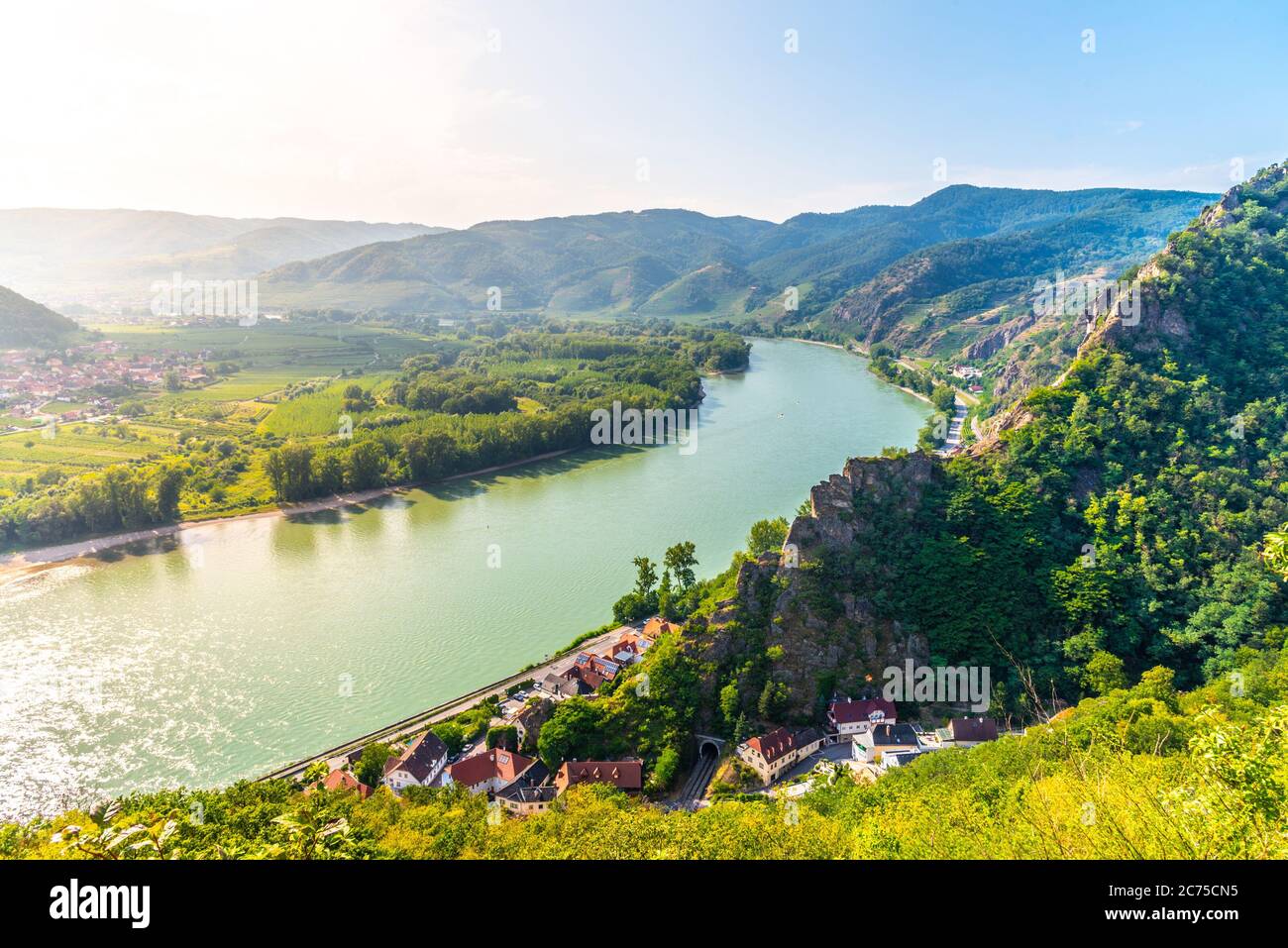 Landschaftlich reizvolle Luftaufnahme von der Burgruine Durnstein, Österreich, über das Wachau und die Donau. Stockfoto