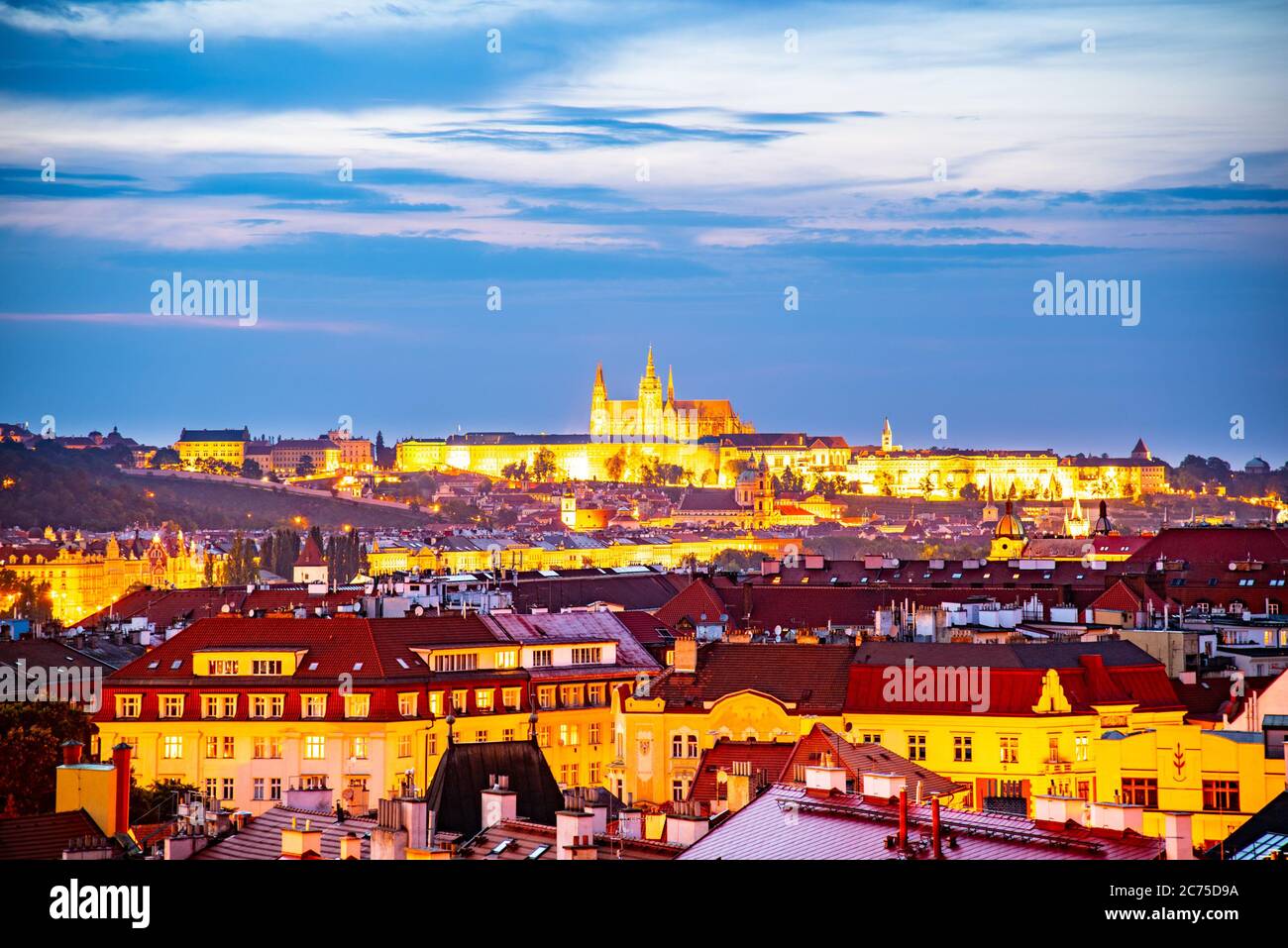 Prager Burg Abendpanorama. Aussichtspunkt von Vysehrad. Prag, Tschechische Republik. Stockfoto