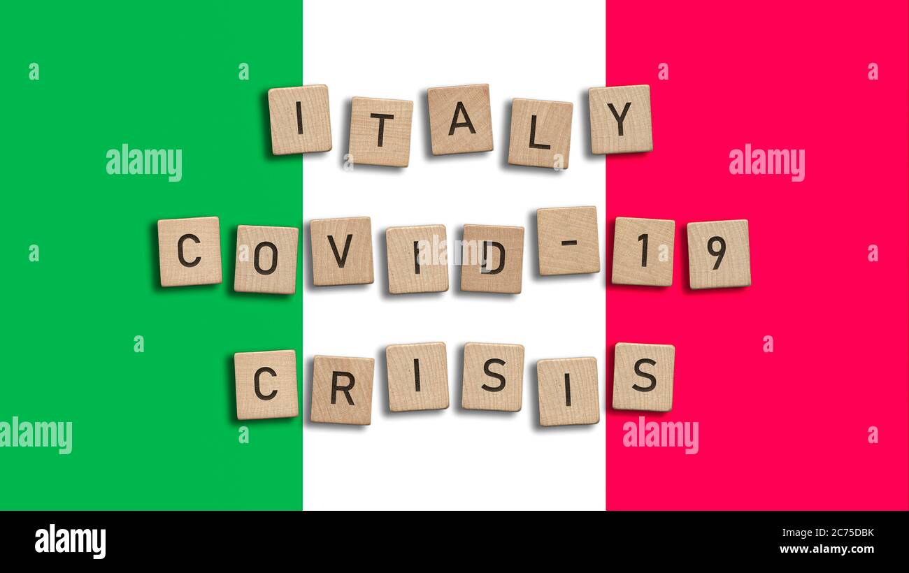 Italien Covid 19 Krise geschrieben mit Holzfliesen über italienischen Flagge Hintergrund. Respiratorisches Syndrom Coronavirus und neuartiges Coronavirus 2019-nCoV. Virus Stockfoto