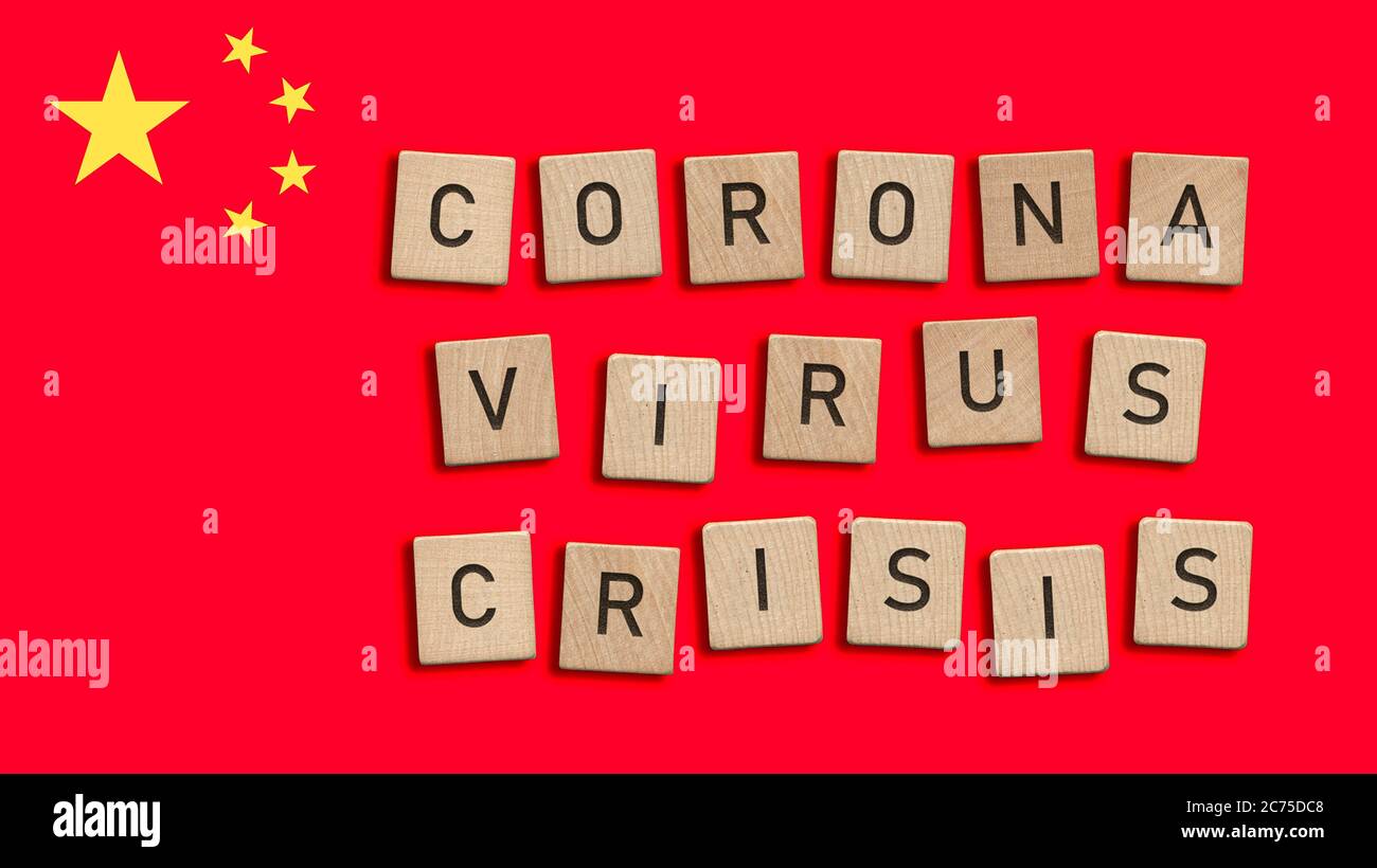 Corona Virus Krise mit Holzfliesen über chinesischen Flagge Hintergrund geschrieben. Respiratorisches Syndrom Coronavirus und neuartiges Coronavirus 2019-nCoV. Virus Pa Stockfoto