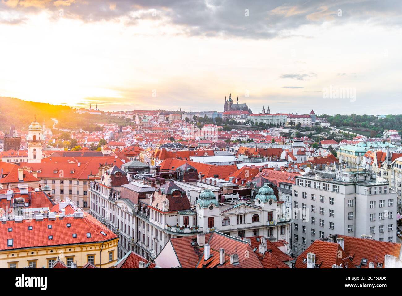 Abenduntergang in Prag. Prager Burg von Sonnenstrahlen beleuchtet, Tschechische Republik. Blick vom alten Rathausturm. Stockfoto