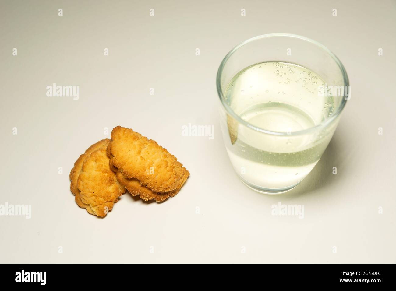 Kuchen und Limonade im Glas, Blick von oben Stockfoto