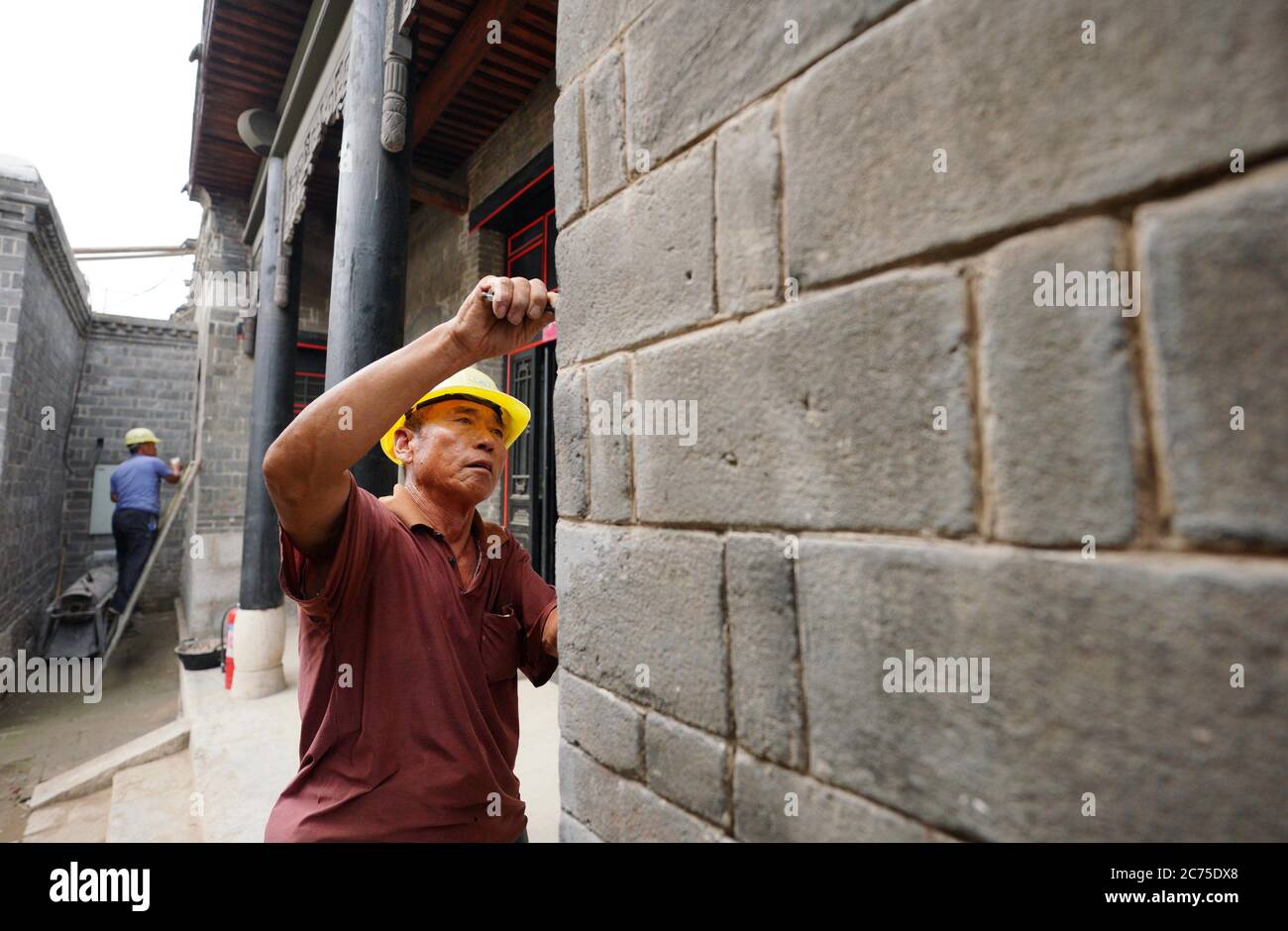 Xingtai, Chinas Provinz Hebei. Juli 2020. Arbeiter renovieren alte Häuser im Xiangdu Bezirk der Stadt Xingtai, nordchinesische Provinz Hebei, 14. Juli 2020. Die Kommunalverwaltung führte dieses Jahr ein Projekt zur Renovierung eines alten Hauses durch, mit dem Ziel, die alten Häuser zu revitalisieren und das Erbe der antiken architektonischen Kultur zu erben. Quelle: Zhu Xudong/Xinhua/Alamy Live News Stockfoto