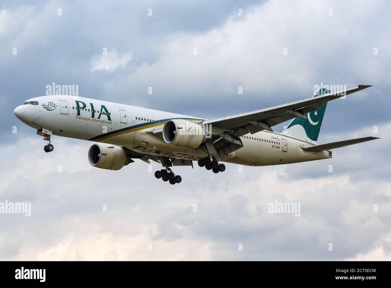 London, Vereinigtes Königreich - 10. Juli 2019: PIA Pakistan International Boeing 777-200ER Flugzeug London Heathrow Airport (LHR) im Vereinigten Königreich. Stockfoto