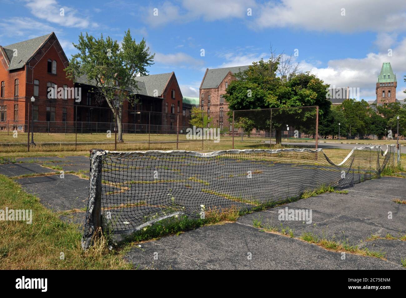 Ein vernachlässigter Tennisplatz auf dem Gelände des historischen Richardson Olmsted Campus, einer ehemaligen psychiatrischen Behandlungsanlage, in Buffalo, New York. Stockfoto