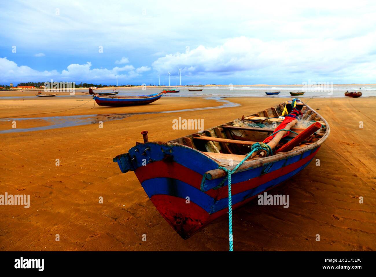 Bunte Holzboote am Strand in Parnaiba, Piaui Stockfoto