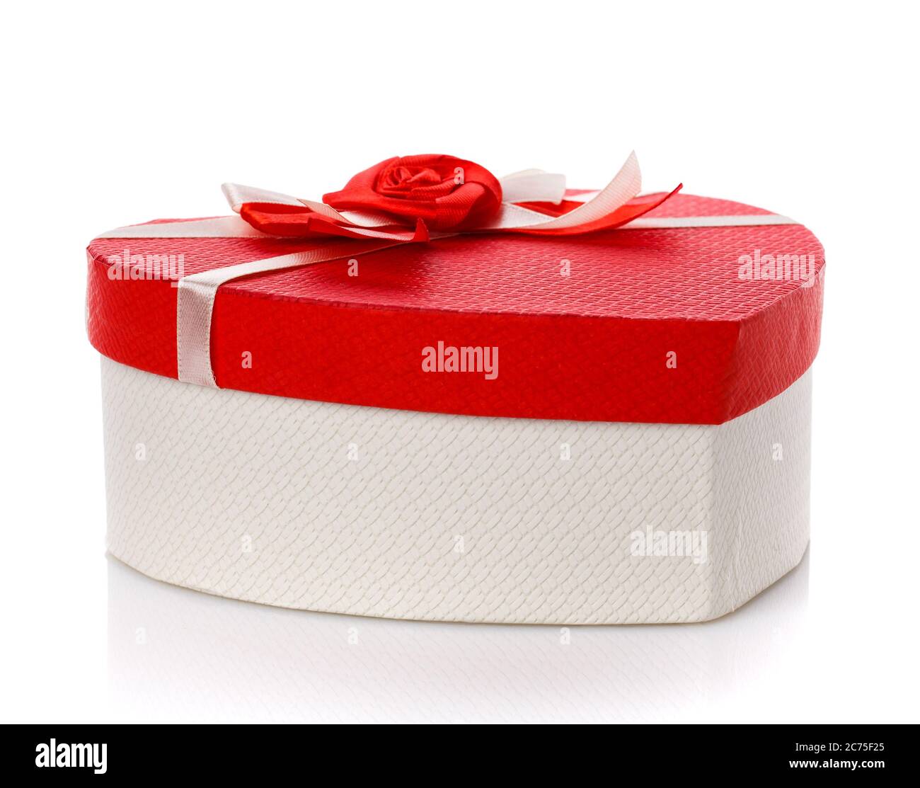 Weiße Geschenkbox mit rotem Deckel und Blume oben. Isoliert. Stockfoto