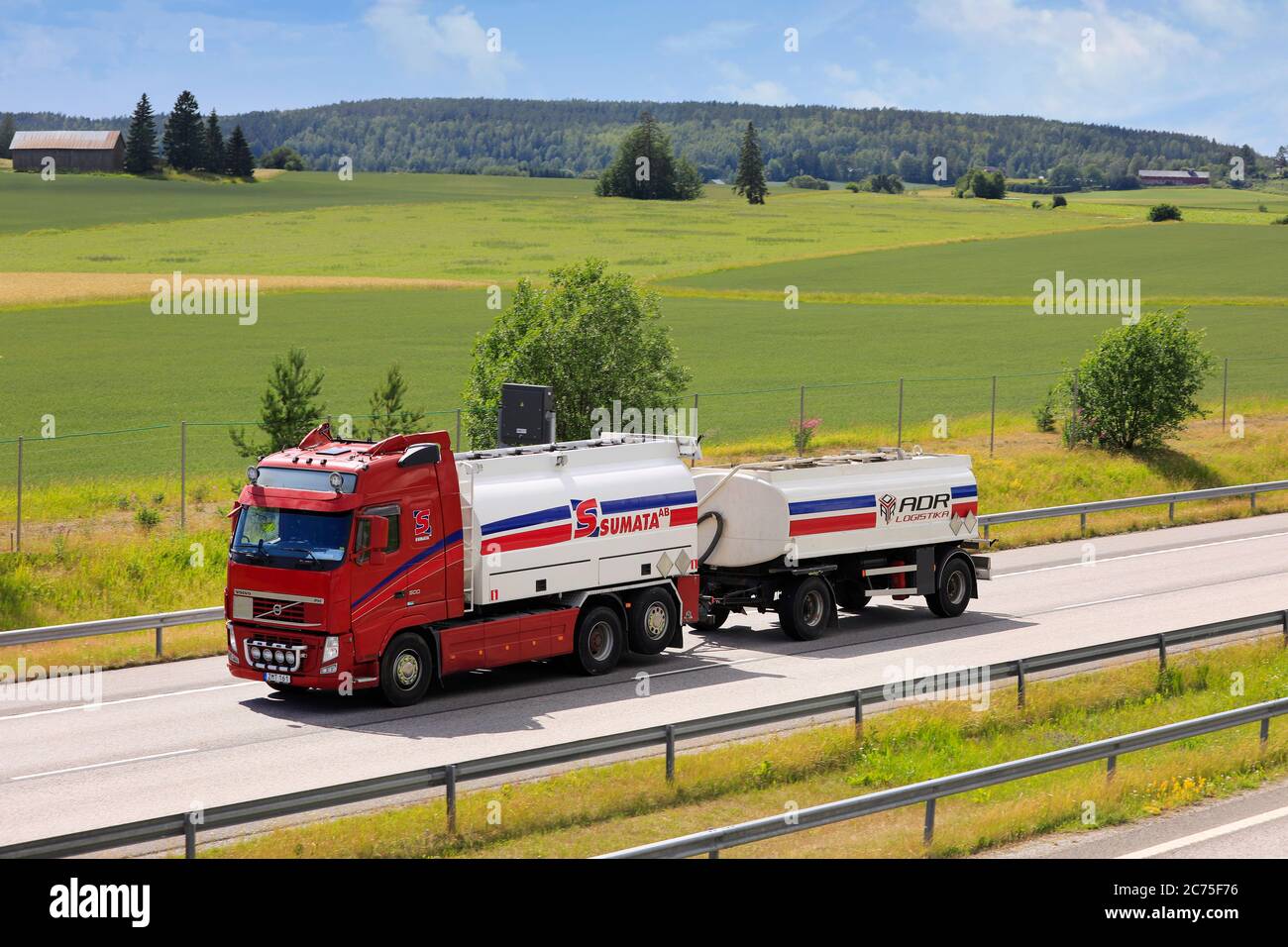 Roter Volvo FH 500 Tankwagen Sumata ab, ein Gefahrgutunternehmen, auf der finnischen Nationalstraße 1. Salo, Finnland. Juli 10, 2020. Stockfoto