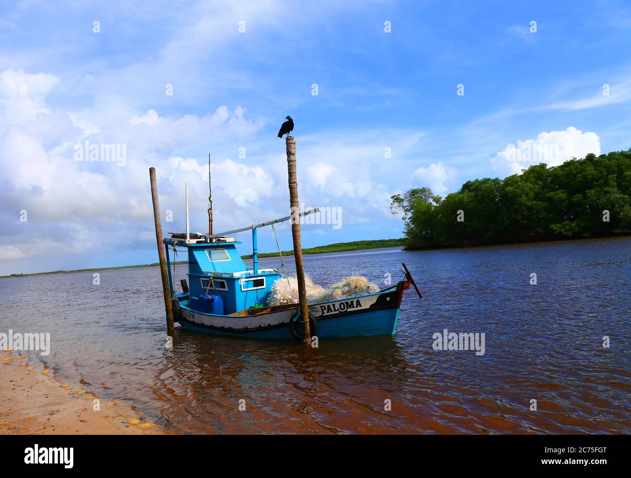 Blaues Boot auf Preguicas River, Lencois Maranhenses Nationalpark, Brasilien Stockfoto