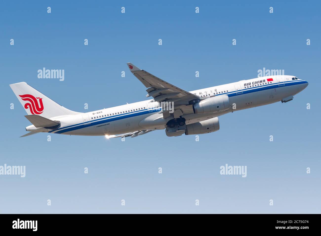 Hongkong, China - 20. September 2019: Air China Airbus A330-200 am Flughafen Hongkong (HKG) in China. Airbus ist ein europäischer Flugzeughersteller Stockfoto