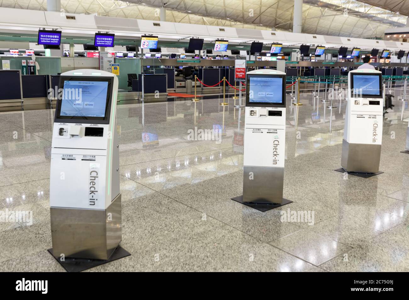 Hongkong, China - 20. September 2019: Check-in-Automaten am Flughafen Hongkong (HKG) in China. Stockfoto