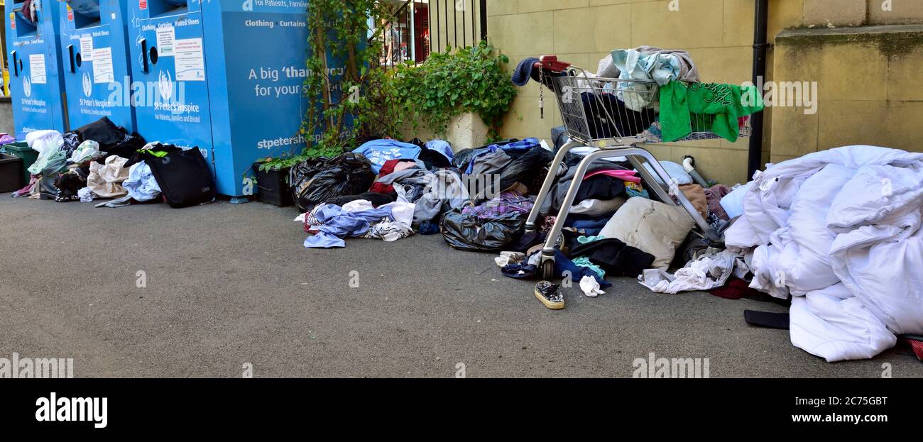 Mit Covid-19 und Lockdown Charity-Shop nicht geöffnet, Personal nicht in, Spenden von Kleidung gedumpt und stapelt sich außerhalb, Großbritannien Stockfoto