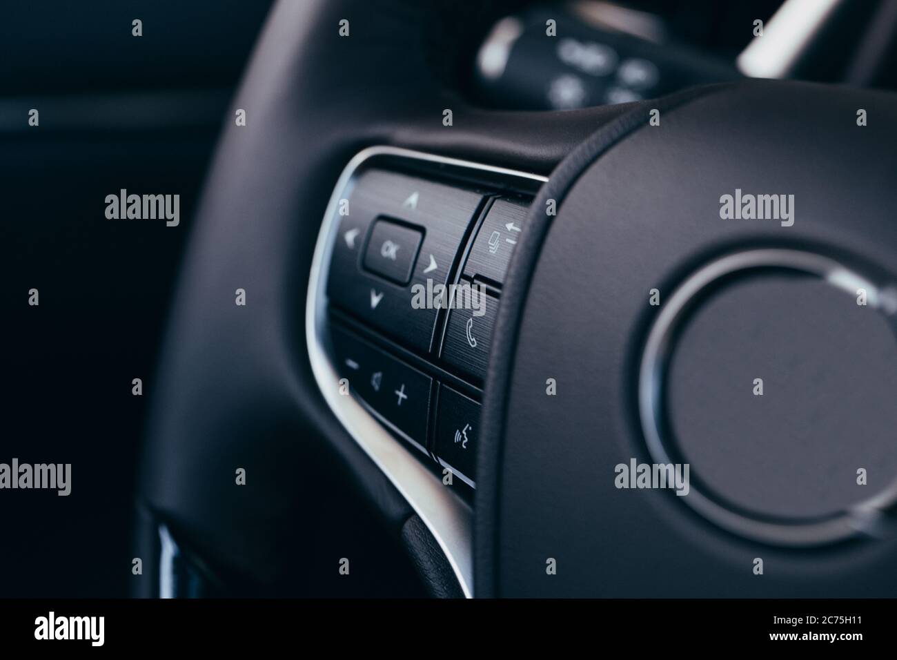 Nahaufnahme modernes schwarzes Lenkrad mit Multifunktionstasten integrierte  Stereo-Bedienelemente drücken die für schnelle Steuerungstechnik im Auto  Stockfotografie - Alamy