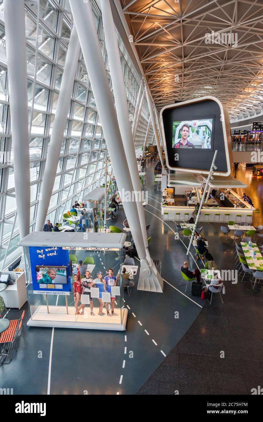 Zürich, Schweiz - 10. Februar 2020: Airside Center Terminal am Flughafen Zürich (ZRH) in der Schweiz. Stockfoto