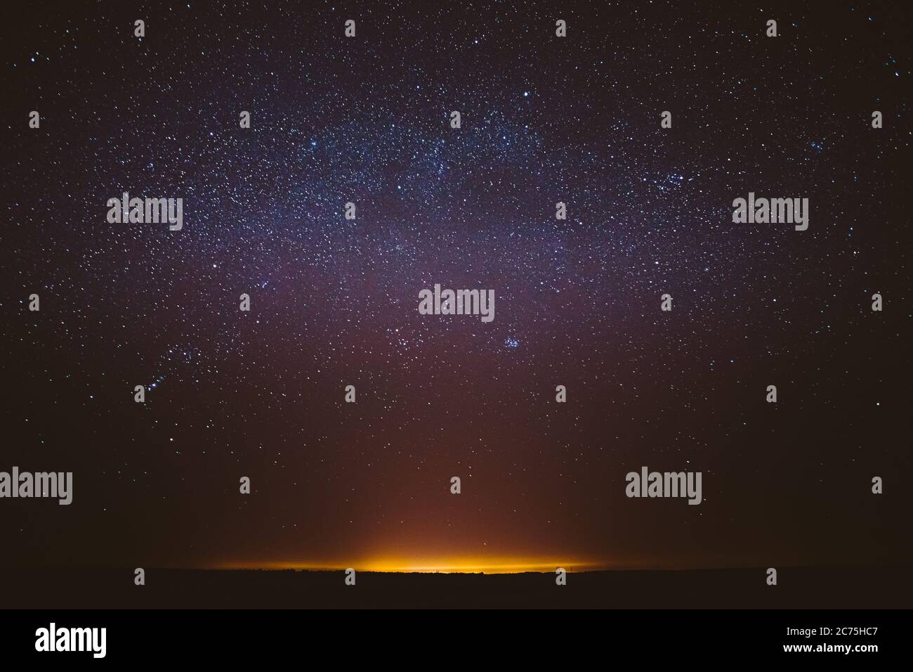 Echte Nacht Himmel Sterne Hintergrund Mit Natürlichen Bunten Himmel Gradient. Sonnenuntergang, Sonnenaufgang Licht Und Sternenhimmel. Gelbe Und Schwarze Farben Stockfoto