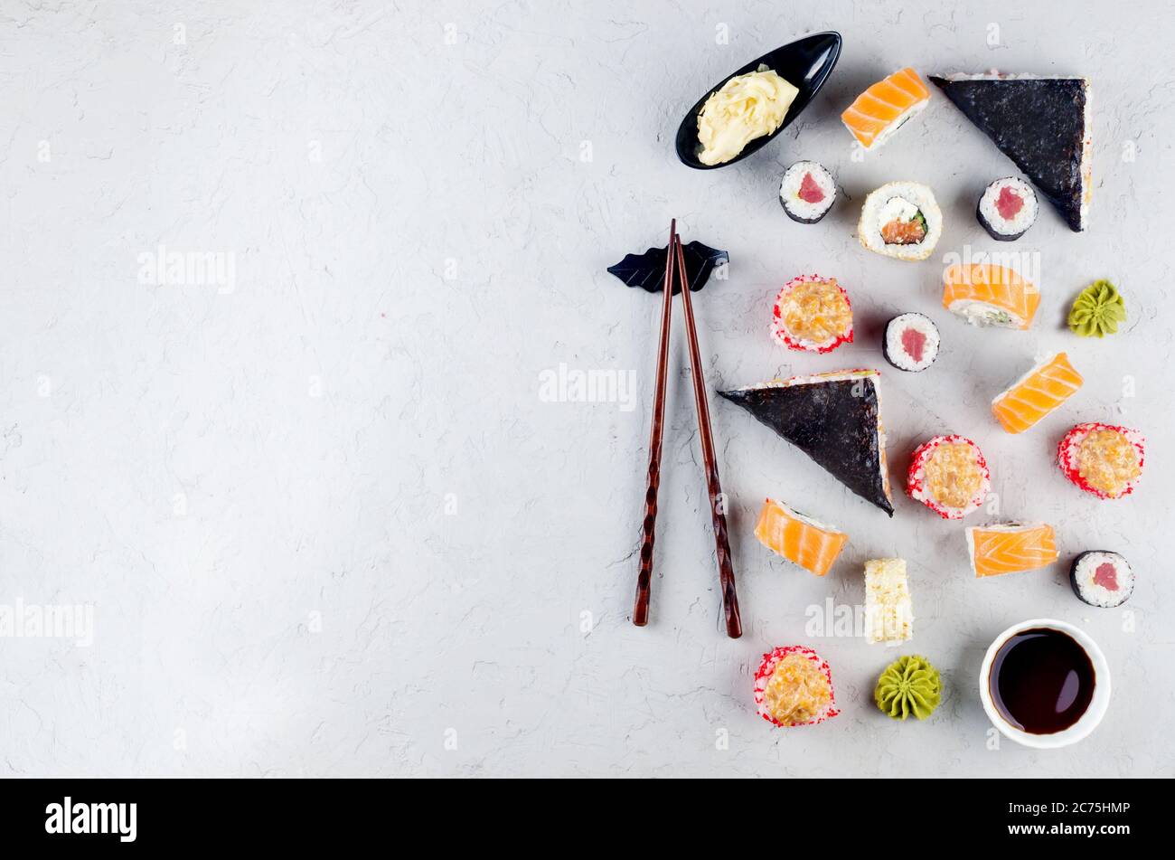 Verschiedene Sushi und Brötchen mit Sojasauce, Ingwer, Wasabi Stockfoto