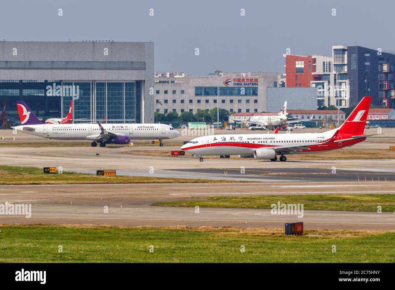 Shanghai, China - 28. September 2019: Shanghai Airlines Boeing 737-800 Flugzeug am Shanghai Hongqiao Flughafen (SHA) in China. Boeing ist eine amerikanische Luft Stockfoto