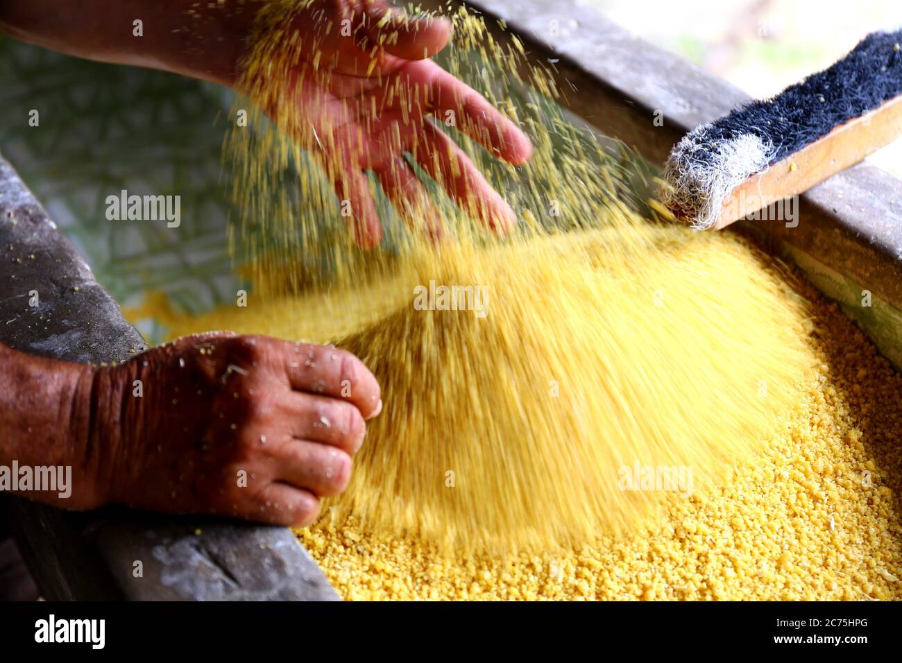 Farm Verarbeitung Maniok Mehl, Barreirinhas, Brasilien Stockfoto