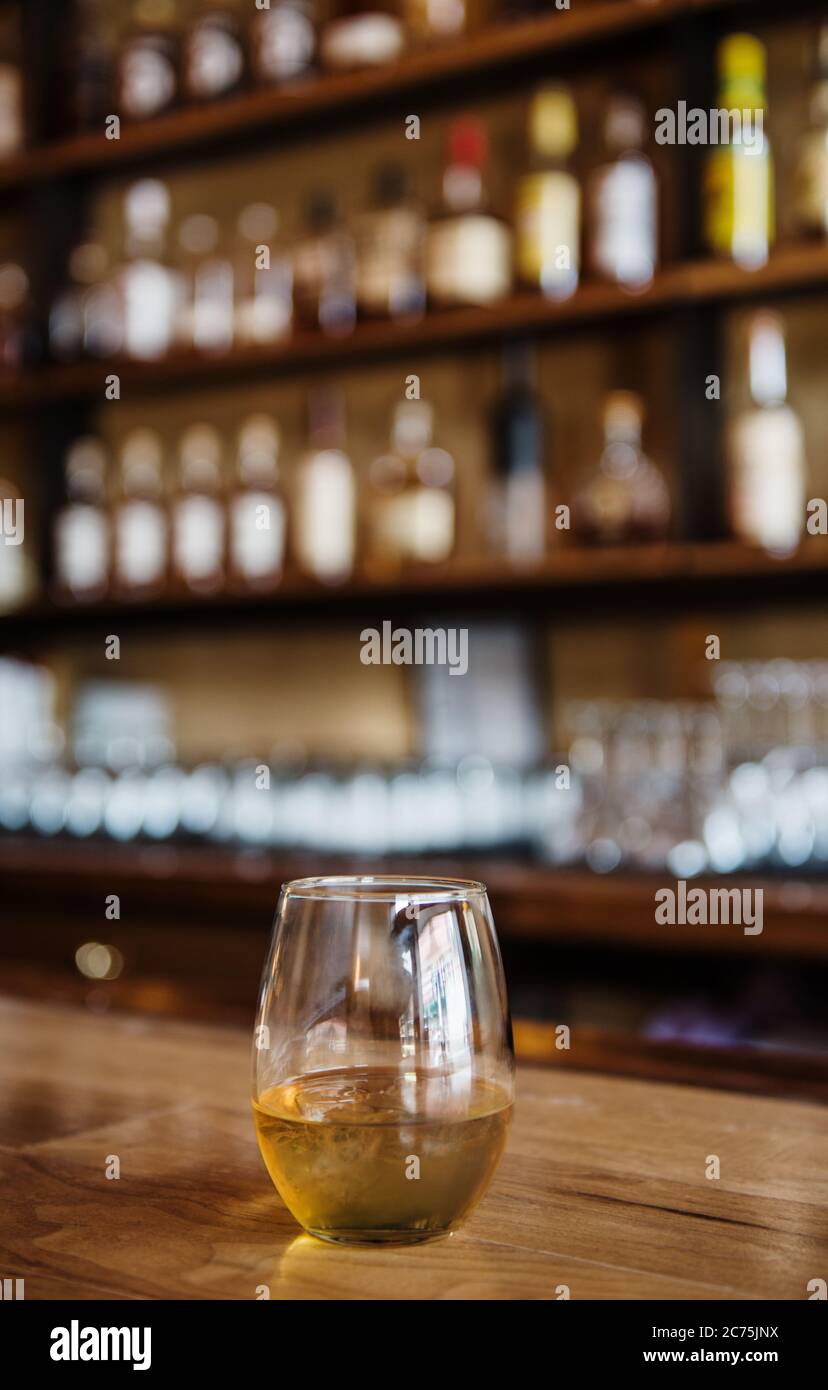 Ein Glas Whiskey auf den Felsen in einer Bar Stockfoto