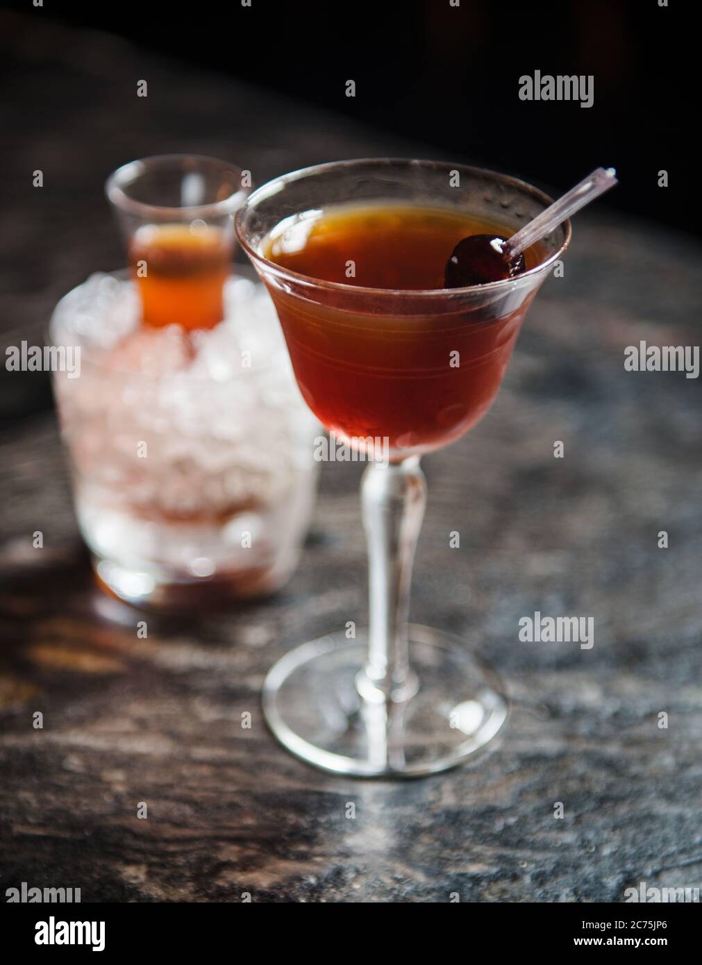 Whiskey-Cocktail mit Kirschbrand-Beilage Stockfoto