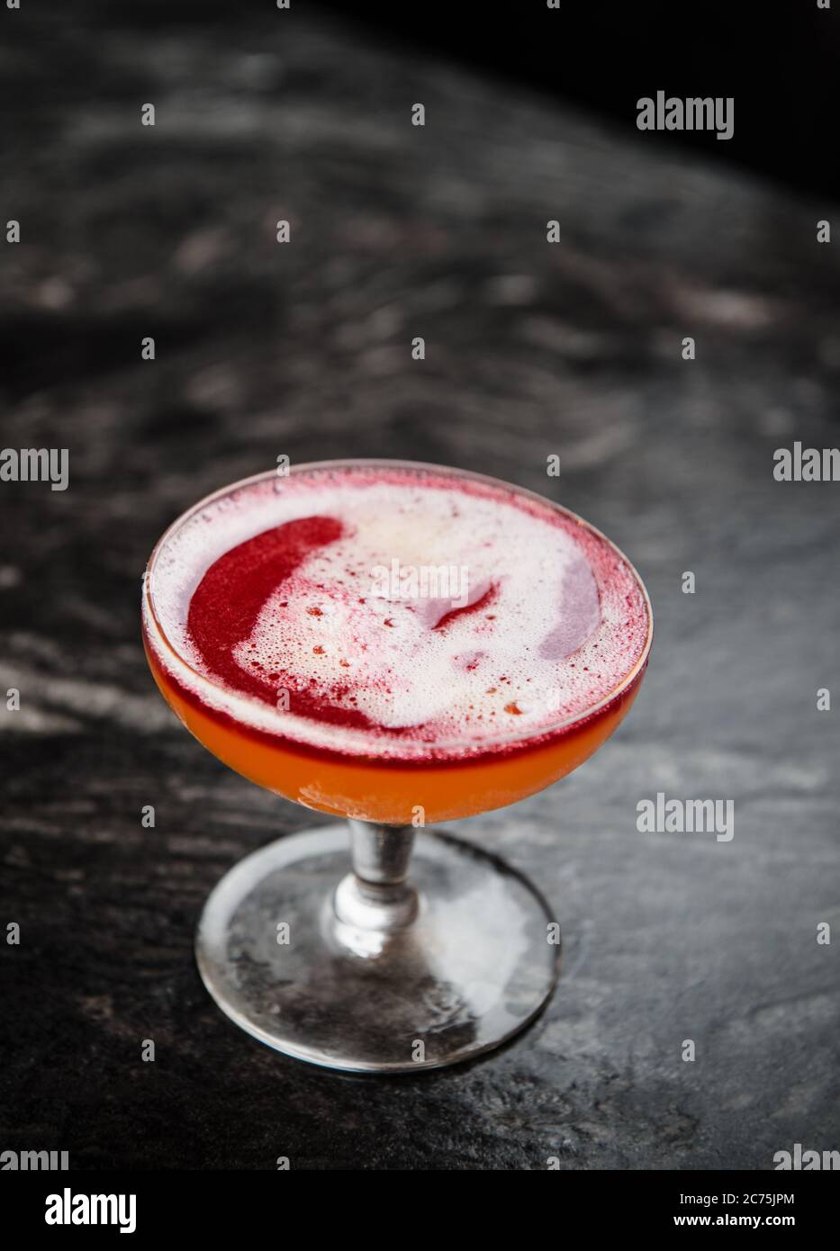 Champagner-Cocktail mit Rotwein-Floater Stockfoto