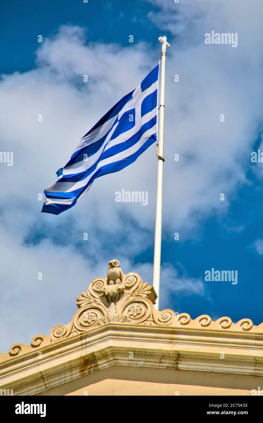 Griechenland - Athen, Die griechische Flagge weht auf Halbmast auf dem  griechischen Parlament