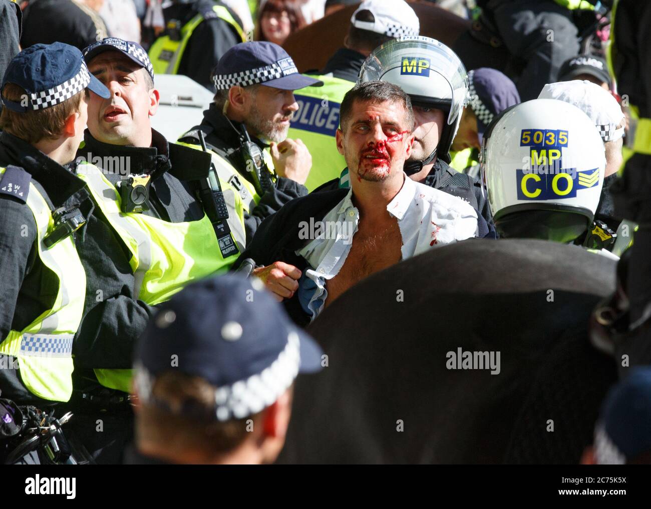 Mann von Demonstranten verletzt As 'Black Lives Matter' und linke Demonstranten versammeln sich in Westminster, um den Sturz von Churchills und anderen Statuen zu fordern, die sie als die imperiale Vergangenheit Großbritanniens betrachten. Die Menge glaubte, dass der Mann einer der rechten Gegendemonstranten war, die die Churchill-Statue früher am Tag verteidigten. Mit: Ansicht wo: London, Großbritannien Wann: 13 Jun 2020 Kredit: Mario Mitsis/WENN Stockfoto