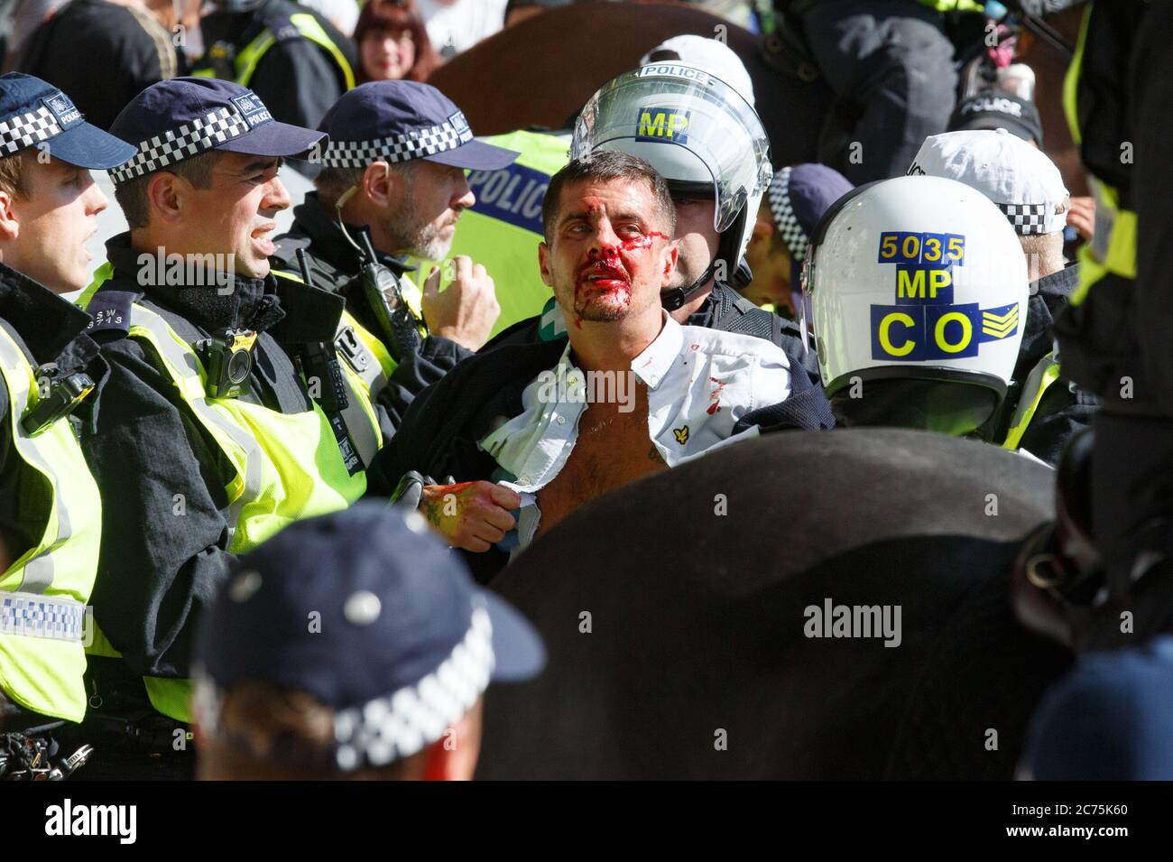 Mann von Demonstranten verletzt As 'Black Lives Matter' und linke Demonstranten versammeln sich in Westminster, um den Sturz von Churchills und anderen Statuen zu fordern, die sie als die imperiale Vergangenheit Großbritanniens betrachten. Die Menge glaubte, dass der Mann einer der rechten Gegendemonstranten war, die die Churchill-Statue früher am Tag verteidigten. Mit: Ansicht wo: London, Großbritannien Wann: 13 Jun 2020 Kredit: Mario Mitsis/WENN Stockfoto