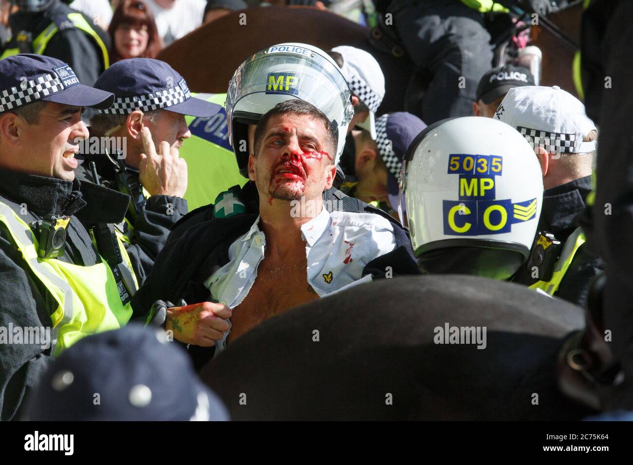 Mann von Demonstranten verletzt As 'Black Lives Matter' und linke Demonstranten versammeln sich in Westminster, um den Sturz von Churchills und anderen Statuen zu fordern, die sie als die imperiale Vergangenheit Großbritanniens betrachten. Die Menge glaubte, dass der Mann einer der rechten Gegendemonstranten war, die die Churchill-Statue früher am Tag verteidigten. Mit: Ansicht wo: London, Großbritannien Wann: 13 Jun 2020 Kredit: Mario Mitsis/WENN Stockfoto