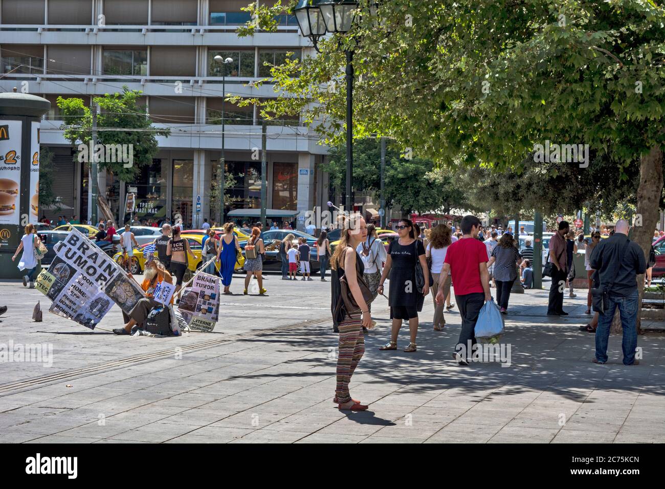 Athen, Griechenland, 04. Juni 2016. Ein älterer Grieche protestiert auf dem Syntagma Platz. Der Syntagma Platz ist traditionell immer voller Touristen und Einheimischer. Oppo Stockfoto