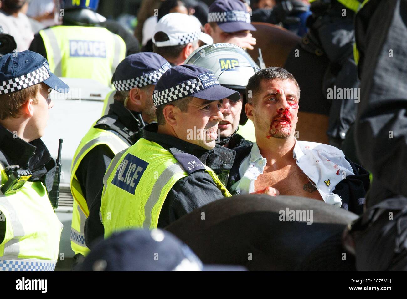 Mann von Demonstranten verletzt As 'Black Lives Matter' und linke Demonstranten versammeln sich in Westminster, um den Sturz von Churchills und anderen Statuen zu fordern, die sie als die imperiale Vergangenheit Großbritanniens betrachten. Die Menge glaubte, dass der Mann einer der rechten Gegendemonstranten war, die die Churchill-Statue früher am Tag verteidigten. Mit: Ansicht wo: London, Großbritannien Wann: 13 Jun 2020 Kredit: Mario Mitsis/WENN Stockfoto