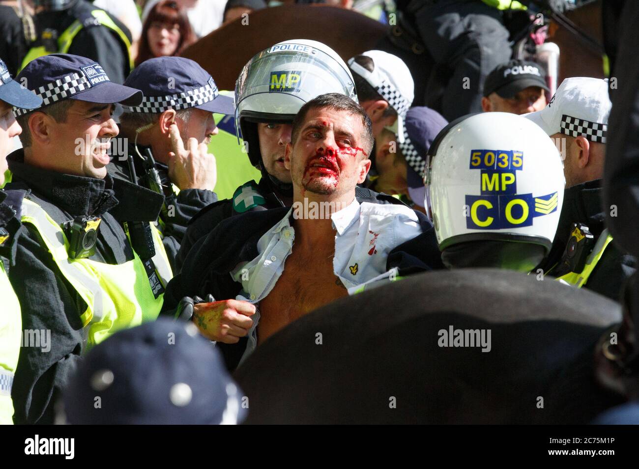 Mann von Demonstranten verletzt As 'Black Lives Matter' und linke Demonstranten versammeln sich in Westminster, um den Sturz von Churchills und anderen Statuen zu fordern, die sie als die imperiale Vergangenheit Großbritanniens betrachten. Die Menge glaubte, dass der Mann einer der rechten Gegendemonstranten war, die die Churchill-Statue früher am Tag verteidigten. Mit: Ansicht wo: London, Großbritannien Wann: 13 Jun 2020 Kredit: Mario Mitsis/WENN Stockfoto