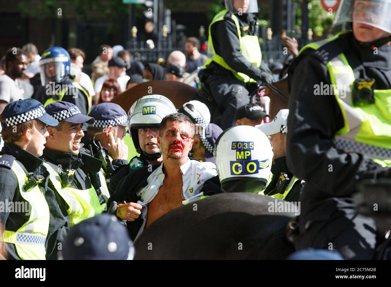 Mann von Demonstranten verletzt As 'Black Lives Matter' und linke Demonstranten versammeln sich in Westminster, um den Sturz von Churchills und anderen Statuen zu fordern, die sie als die imperiale Vergangenheit Großbritanniens betrachten. Die Menge glaubte, dass der Mann einer der rechten Gegendemonstranten war, die die Churchill-Statue früher am Tag verteidigten. Mit: Ansicht wo: London, Großbritannien Wann: 13 Jun 2020 Kredit: Mario Mitsis/WENN Stockfoto