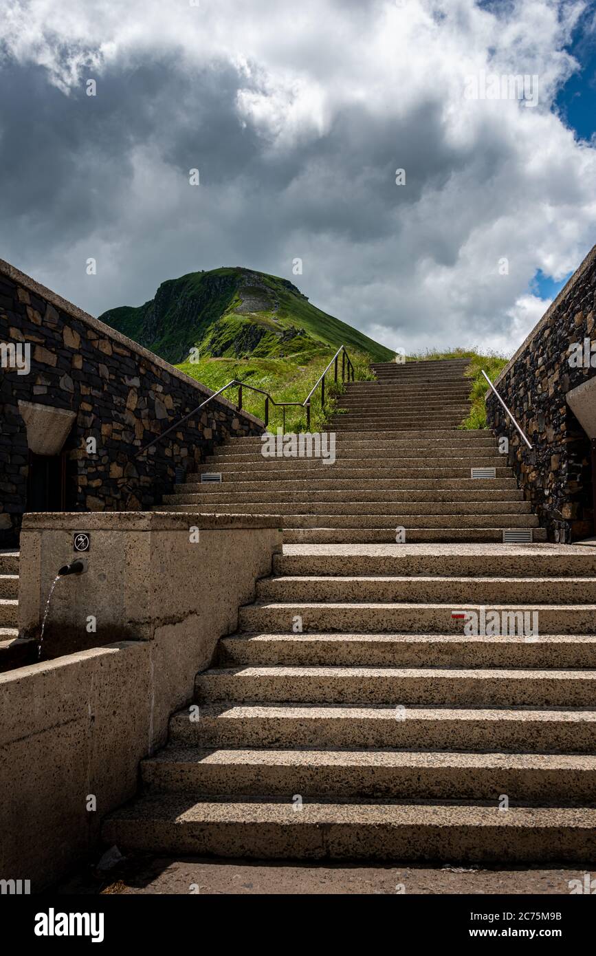 Treppen, die zum puy mary führen, einem alten Vulkane, auvergne, cantal France, Berglandspitze, mit bewölktem Himmel, Wandern, Abenteuerurlaub. Stockfoto