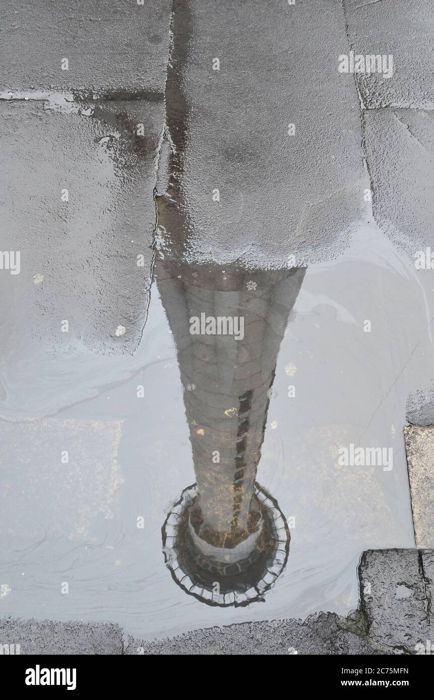 Der Sky Tower ist ein Telekommunikations- und Beobachtungsturm in Auckland, Neuseeland. Spiegelung des Turms auf dem Wasser. Stockfoto