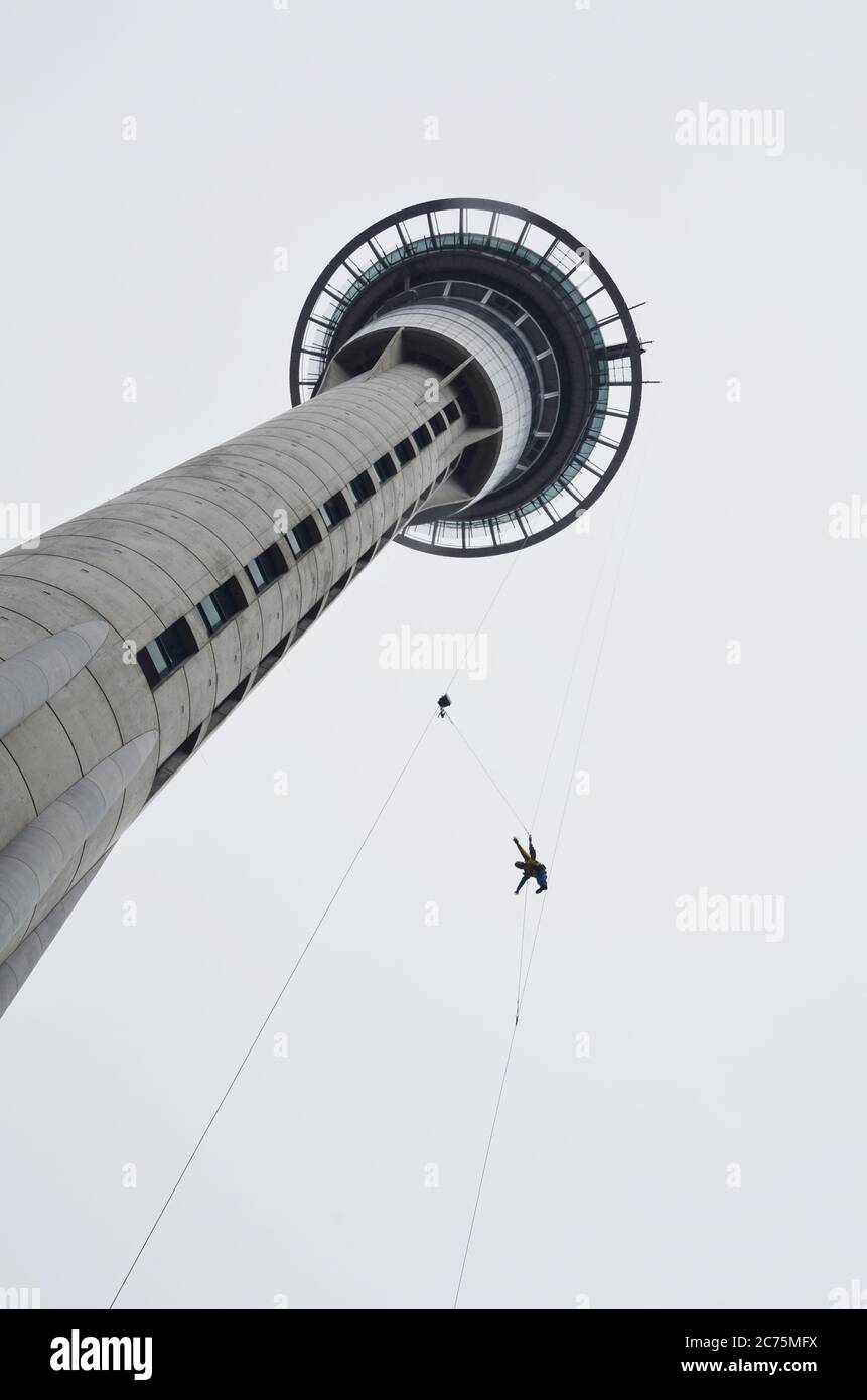 Mann beim Skyjump vom Auckland Tower. Stockfoto