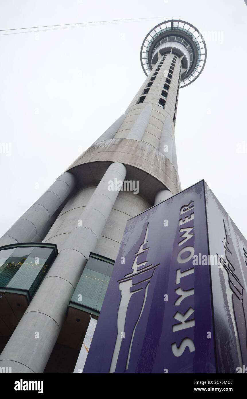 Mann beim Skyjump vom Auckland Tower. Stockfoto