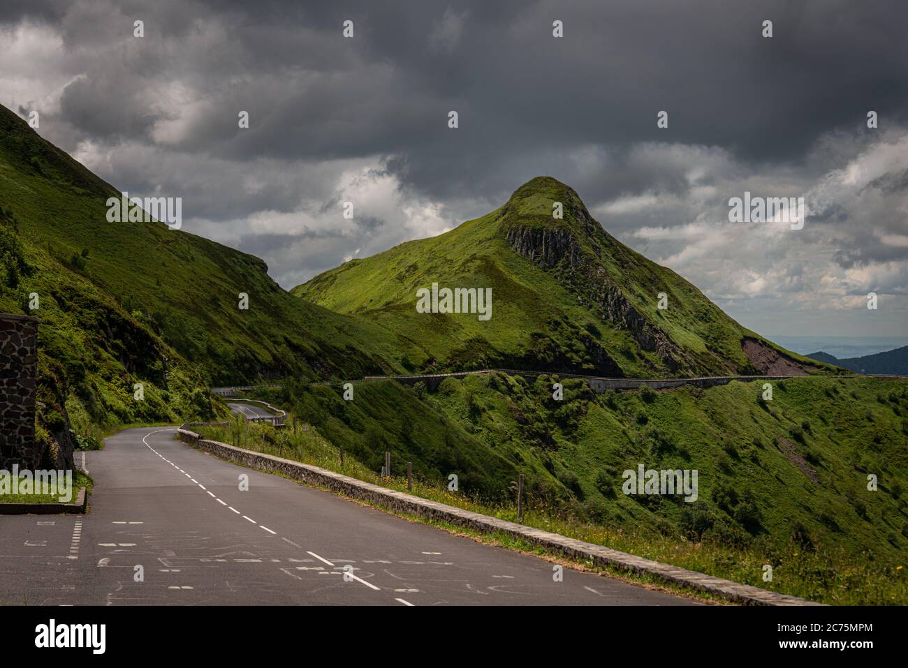 Bergstraße oder Pass, Pas de peyrol, auvergne, cantal Frankreich, Landspitze, mit bewölktem Himmel, Wandern, Abenteuer Urlaub. Stockfoto