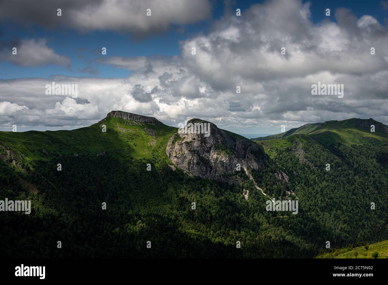 Der Blick vom Pas de peyrol, einem Bergpass in auvergne, cantal Frankreich, Landspitze, mit bewölktem Himmel, Wandern, Abenteuerurlaub. Stockfoto